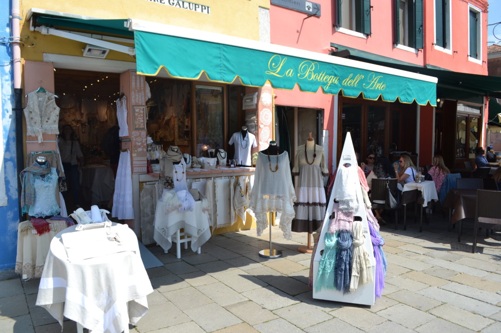 Negozio di merletti in piazza a Burano